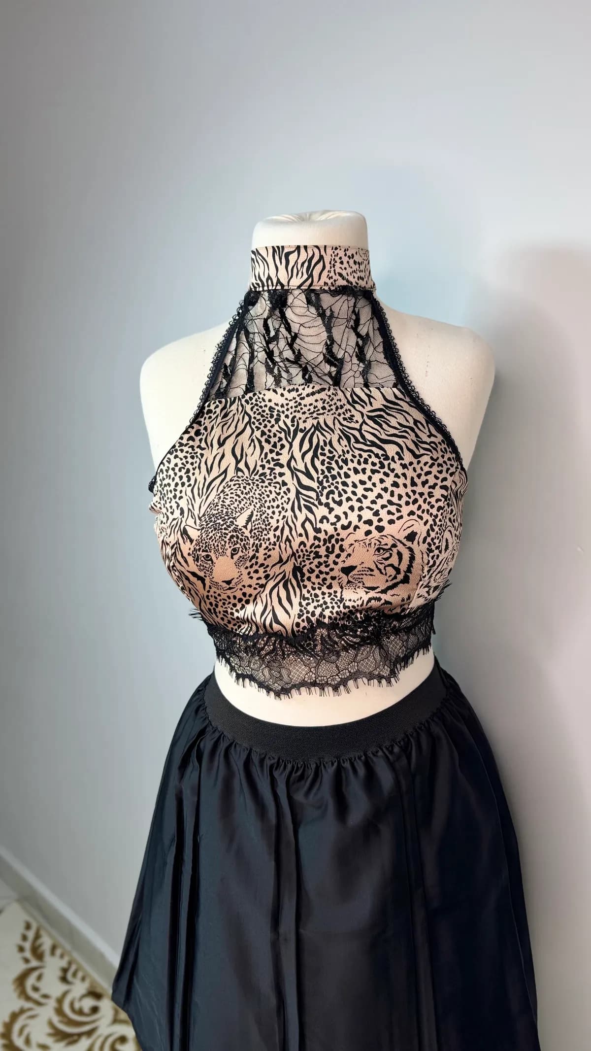 Leopar Desenli Dantel Detaylı Halter Crop & Siyah Pileli Mini Etek Takım — görsel 3