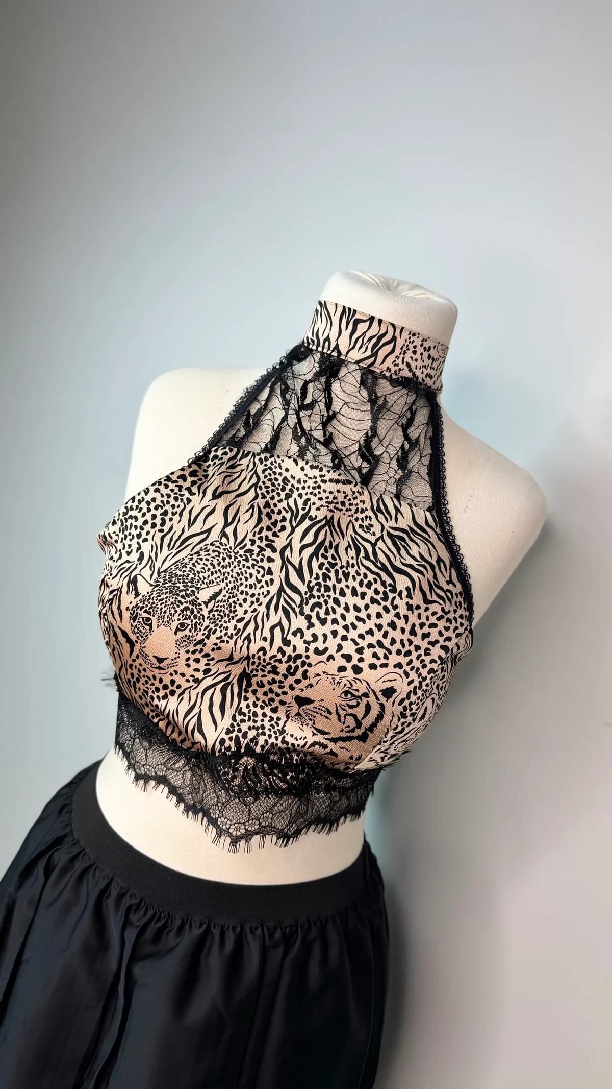 Leopar Desenli Dantel Detaylı Halter Crop & Siyah Pileli Mini Etek Takım — görsel 2